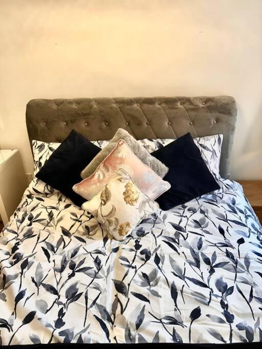 City Centre Apartment. レクサム エクステリア 写真