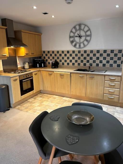 City Centre Apartment. レクサム エクステリア 写真