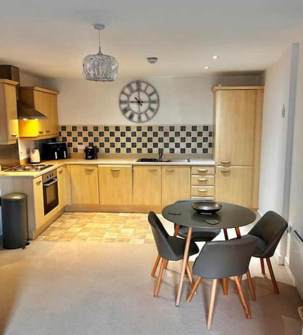 City Centre Apartment. レクサム エクステリア 写真