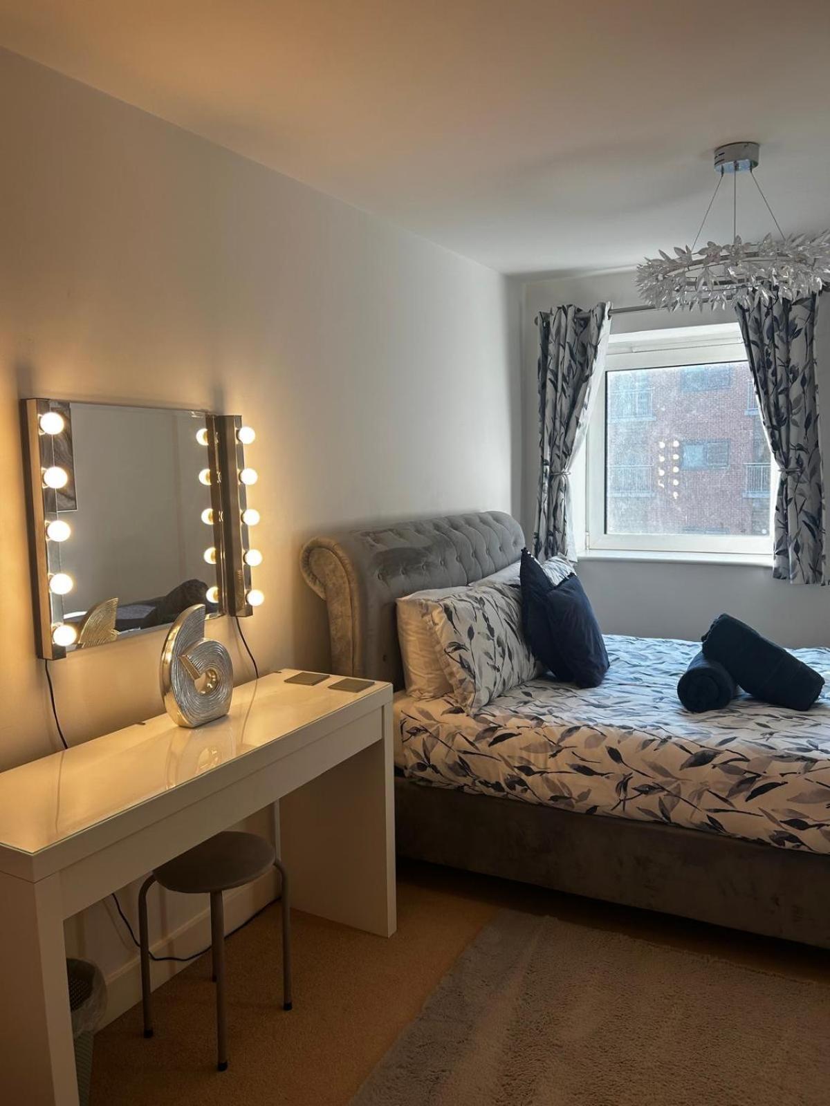 City Centre Apartment. レクサム エクステリア 写真