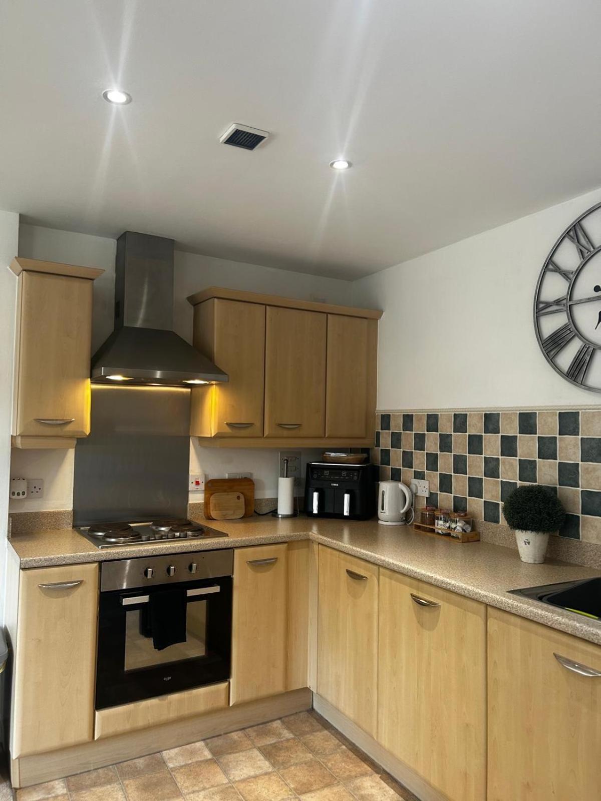City Centre Apartment. レクサム エクステリア 写真