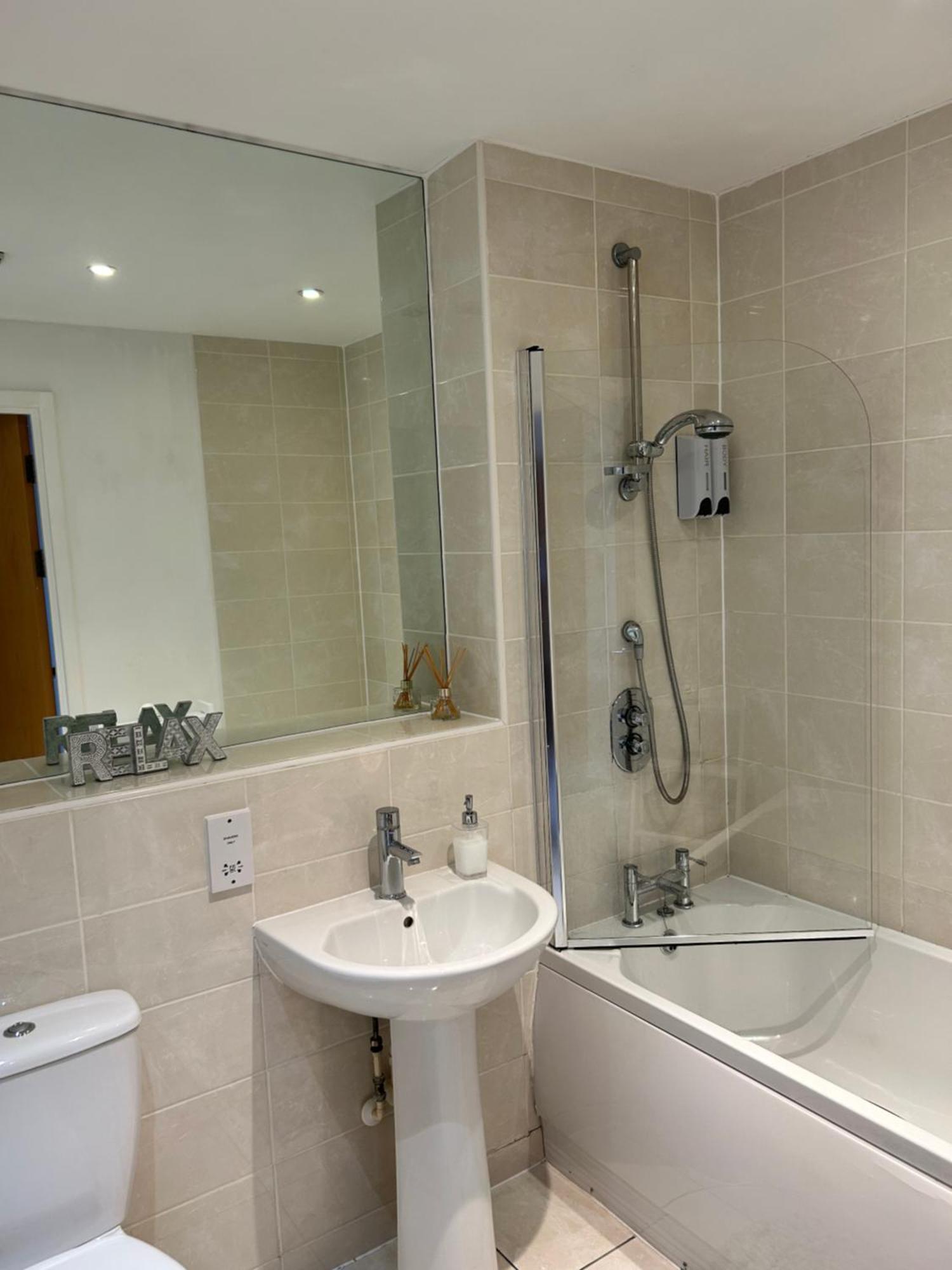 City Centre Apartment. レクサム エクステリア 写真